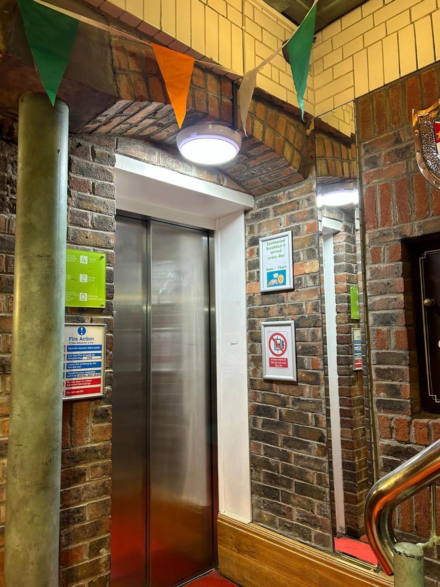 Gogartys Temple Bar Hostel Dublin Exterior foto